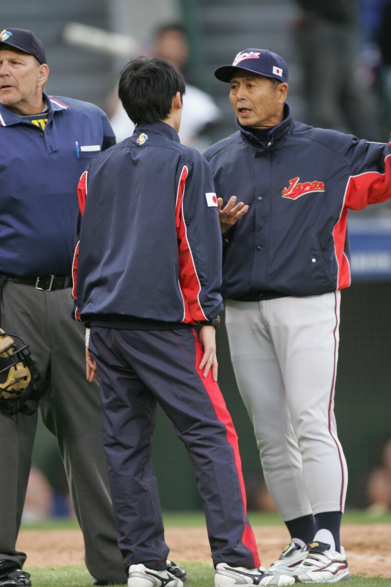 タッチアップ取消の判定に猛抗議する王貞治監督（2/2）　©BUNGEISHUNJU