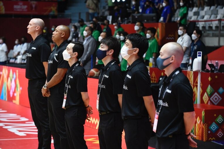 テクニカルスタッフとしてトム・ホーバスHCが率いる男子代表をサポートする冨山晋司（右から3人目）©︎JBA