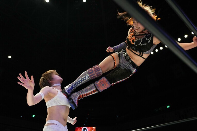 安納サオリvsMIRAI　©Essei Hara