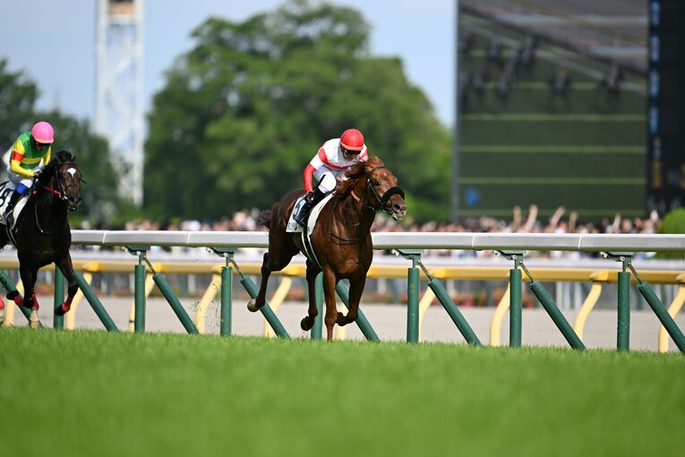 最後の直線。インから力強く抜け出したダノンデサイル　©Keiji Ishikawa