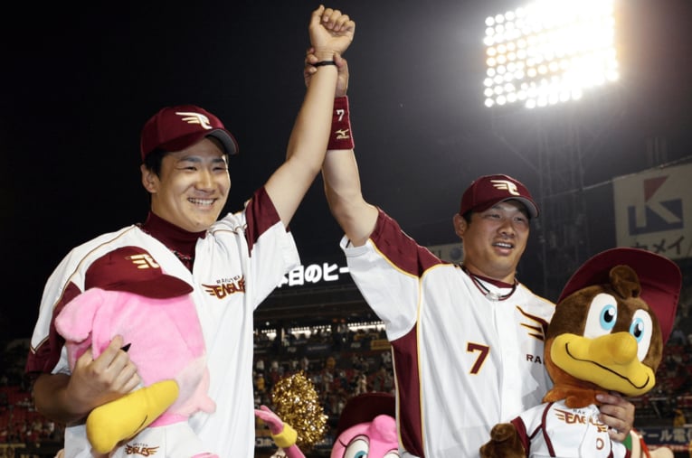 07年の交流戦、楽天対阪神でお立ち台に立って笑顔の楽天・田中将大と山崎武司 ／ photograph by Sankei Shimbun