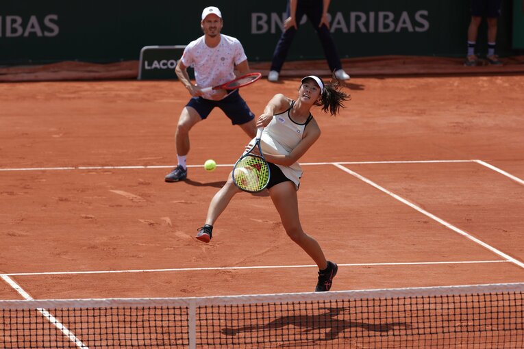 今回の全仏オープン混合ダブルスで優勝した柴原とコールホフ。優勝賞金は2人で12万2000ユーロ（約1700万円）　©Hiromasa Mano