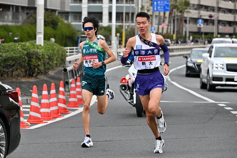 駒澤大・佐藤圭汰をとらえる太田　©Naoya Sanuki