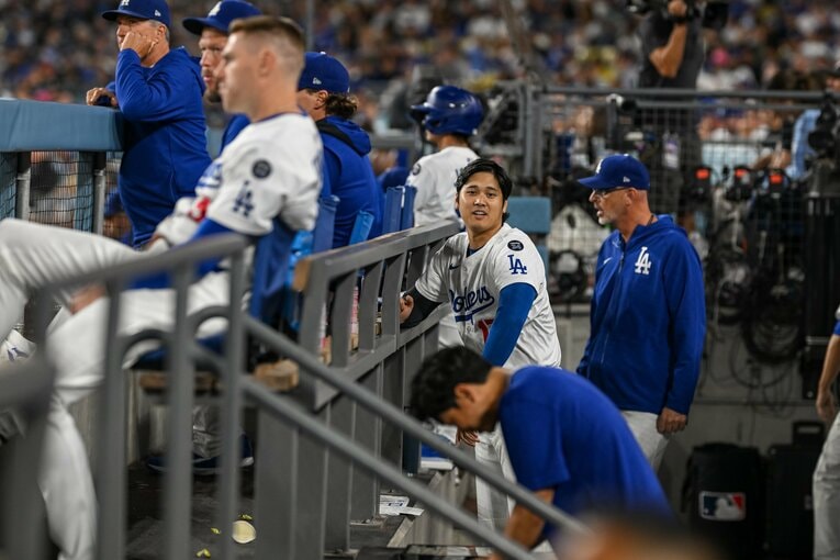 【Numberカメラマンが激写・大谷翔平の愛される日常2025年7月版：全100枚超】ベンチでの珍しい姿　©Nanae Suzuki