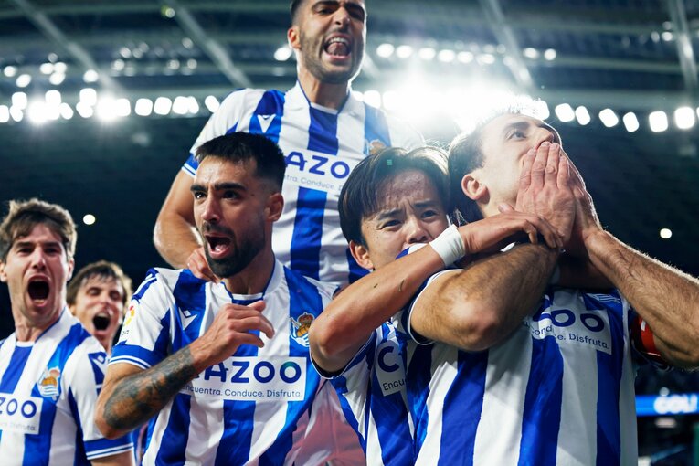 「“クボの疑惑PK”を写真で見ると」「日本代表ユニの少年も」ダービー熱狂のゴラッソ…映像で伝わりきらない“MVP久保建英”の英雄ぶり(49)