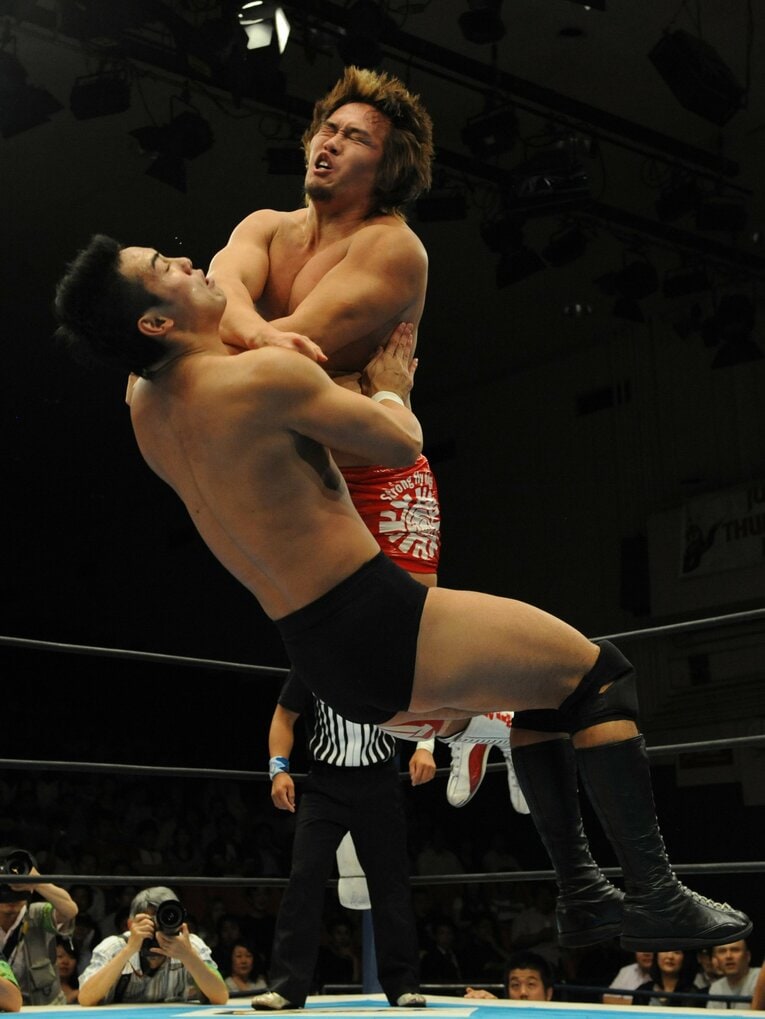 内藤哲也のクロスアタックを浴びる　©Essei Hara