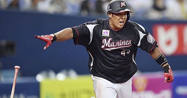 ロッテ井上晴哉が 主砲 に化けた 初球も 追い込まれても打つ男 プロ野球 Number Web ナンバー