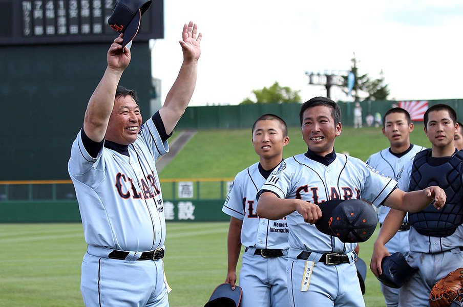 クラーク国際の監督は不死身で昭和 3年前 9人で作った野球部が甲子園 高校野球 Number Web ナンバー