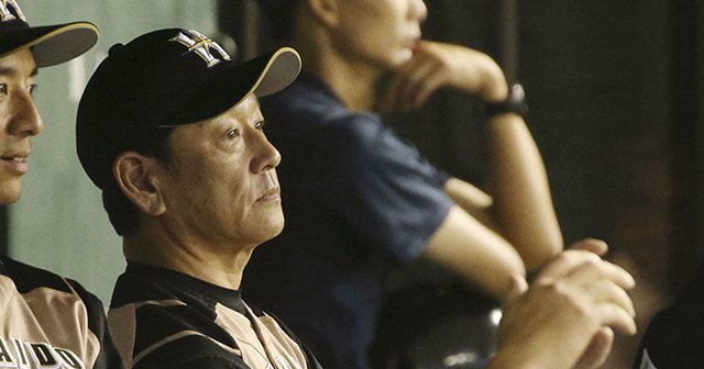 新任コーチを見守る栗山監督。チームを成熟させるための「静」。
