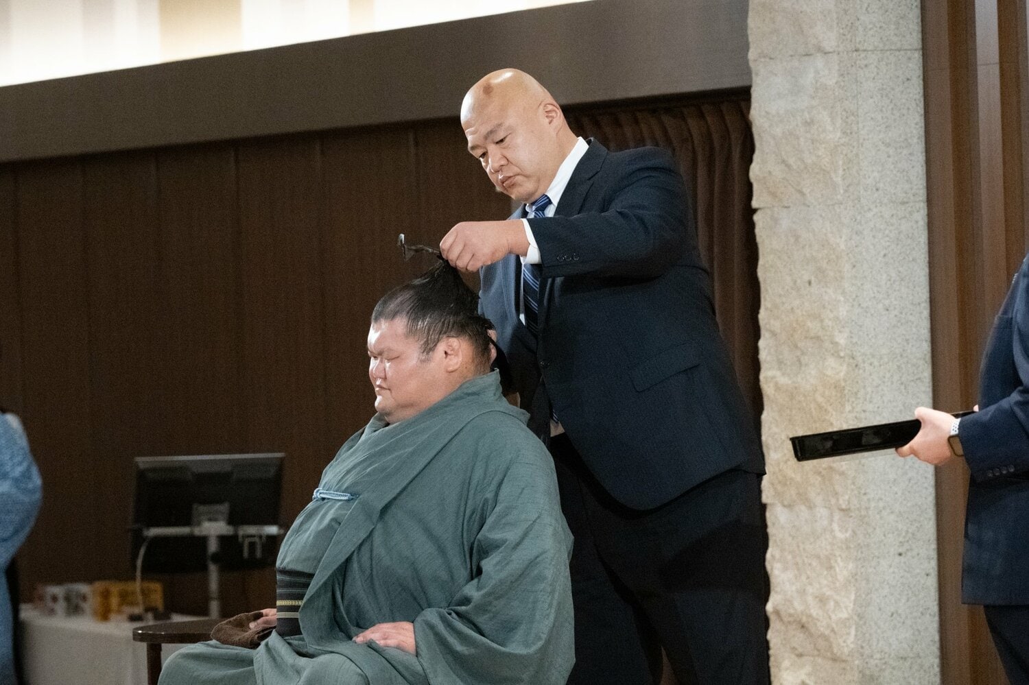 藤島親方（元大関武双山）が越ノ龍の大銀杏にハサミを入れる【断髪式3枚目／全5枚】　©Miki Fukano