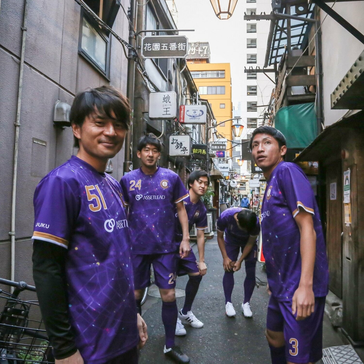 小林祐三（左）といった元Jリーガーらを起用したクリアソン新宿のビジュアル。撮影場所は新宿ゴールデン街　©︎Criacao Shinjuku