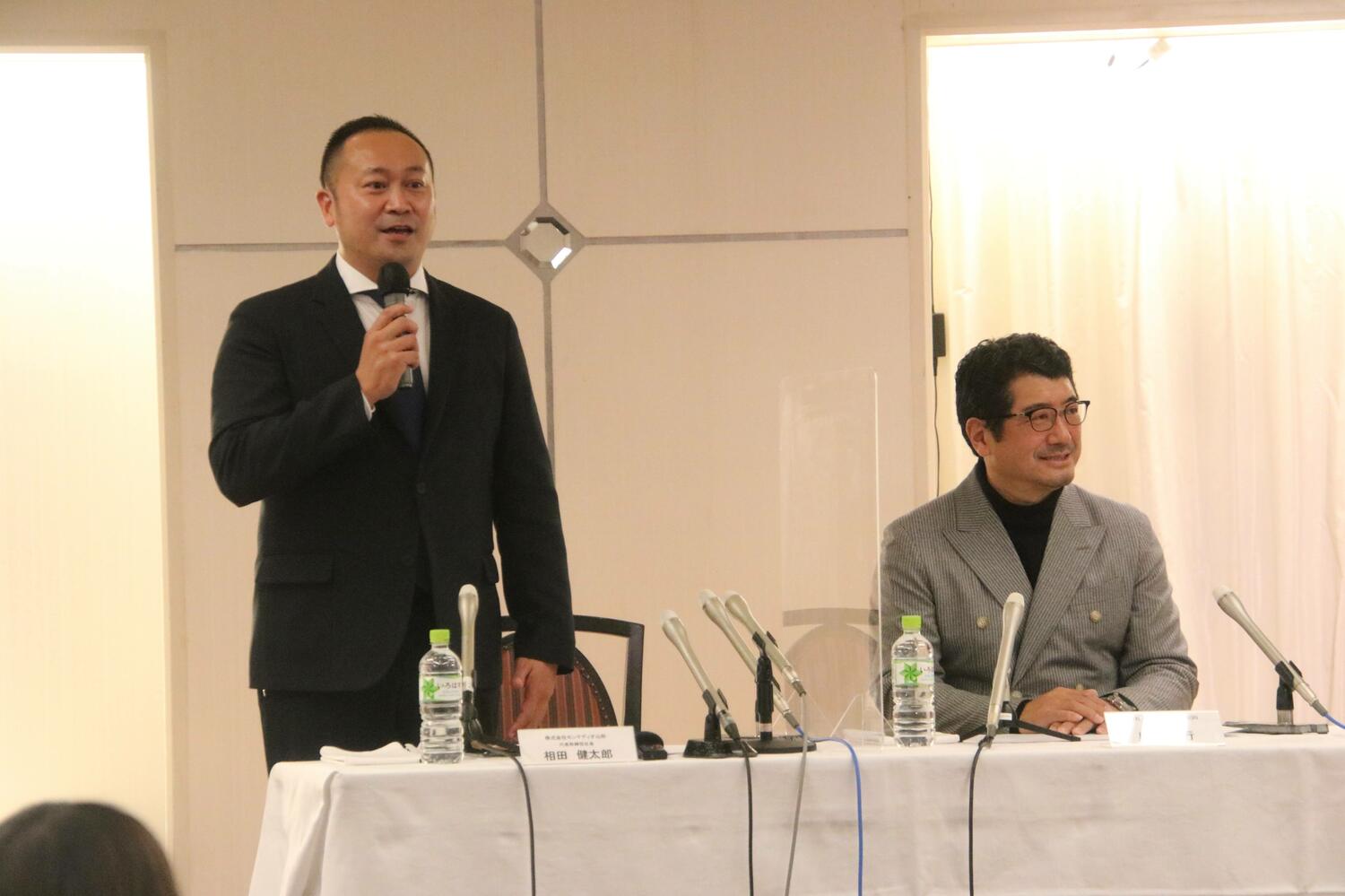 会見に出席した相田社長（左）と奥山氏　©︎MONTEDIO YAMAGATA