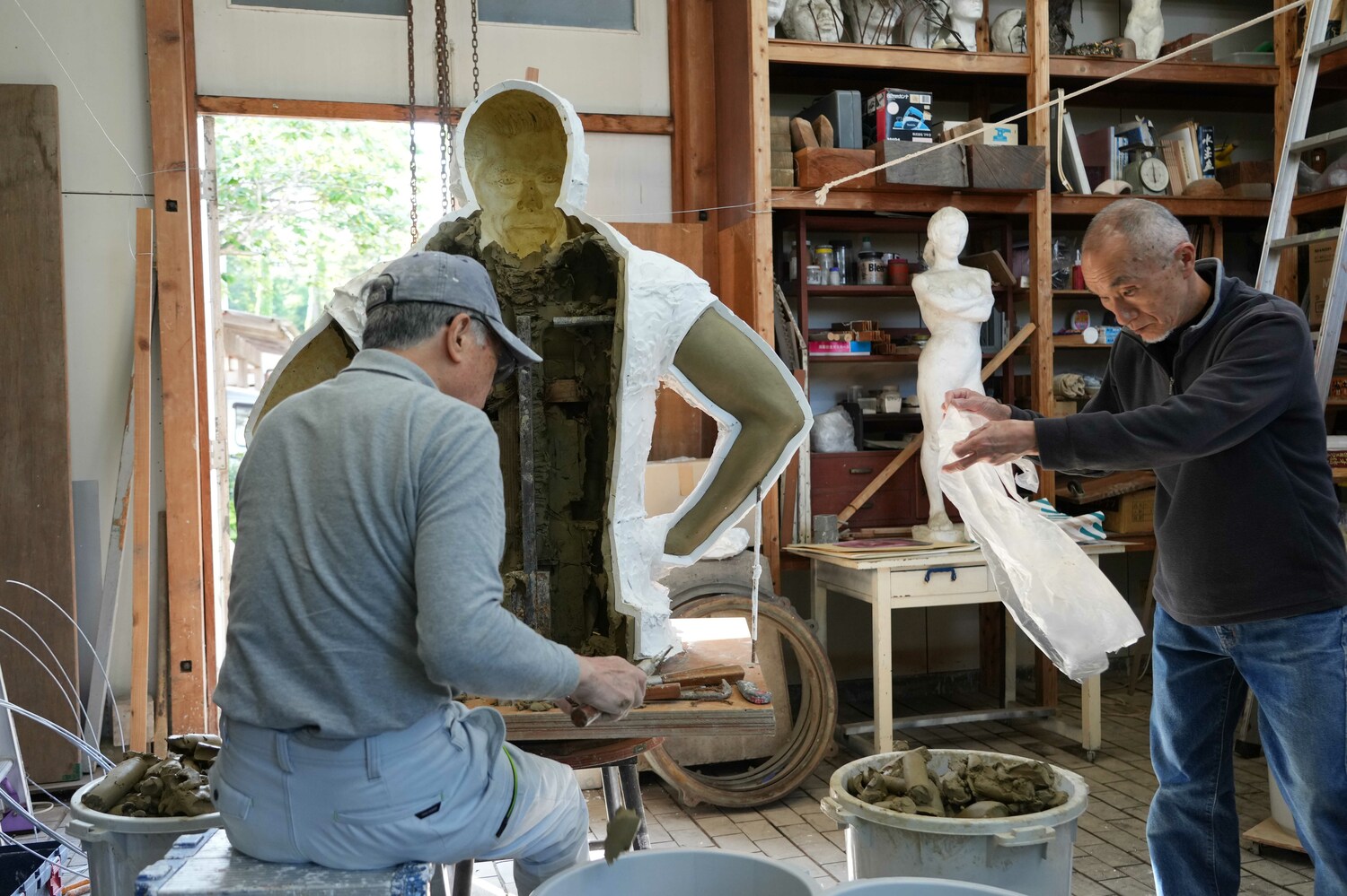 バケツに戻った粘土を見つめる猪木