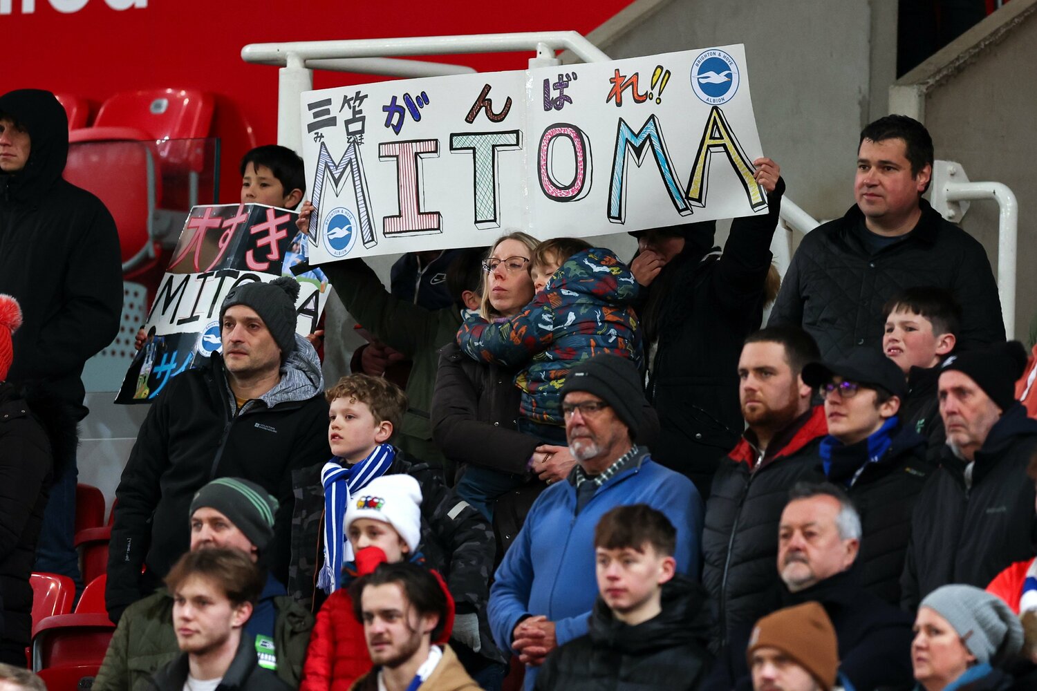 FAカップ、アウェイでのストークシティ戦。現地スタンドには「三笘がんばれ!! MITOMA」のバナーを持つファンもいた