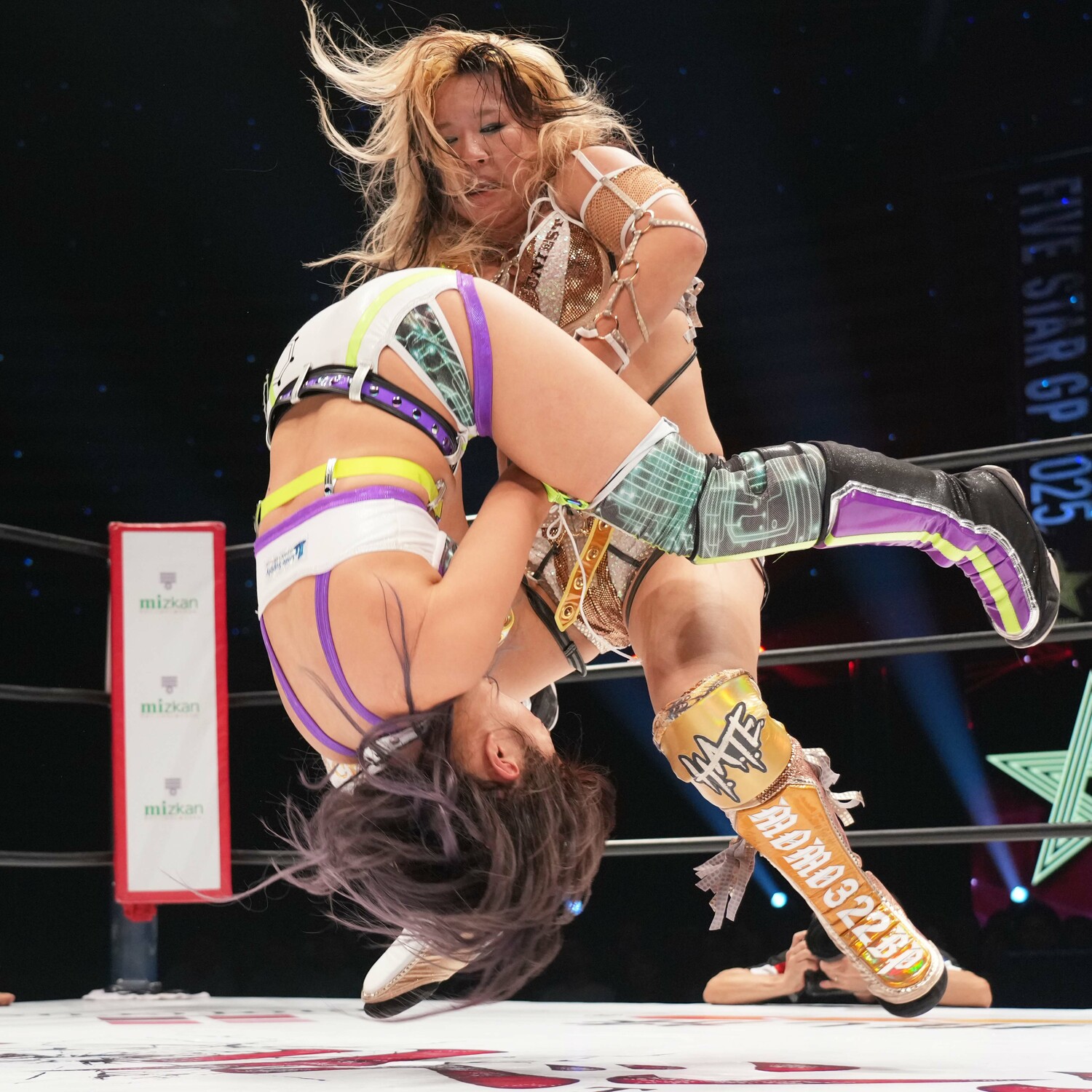 フィニッシュとなったピーチサンダーを繰り出す渡辺桃 ©Essei Hara