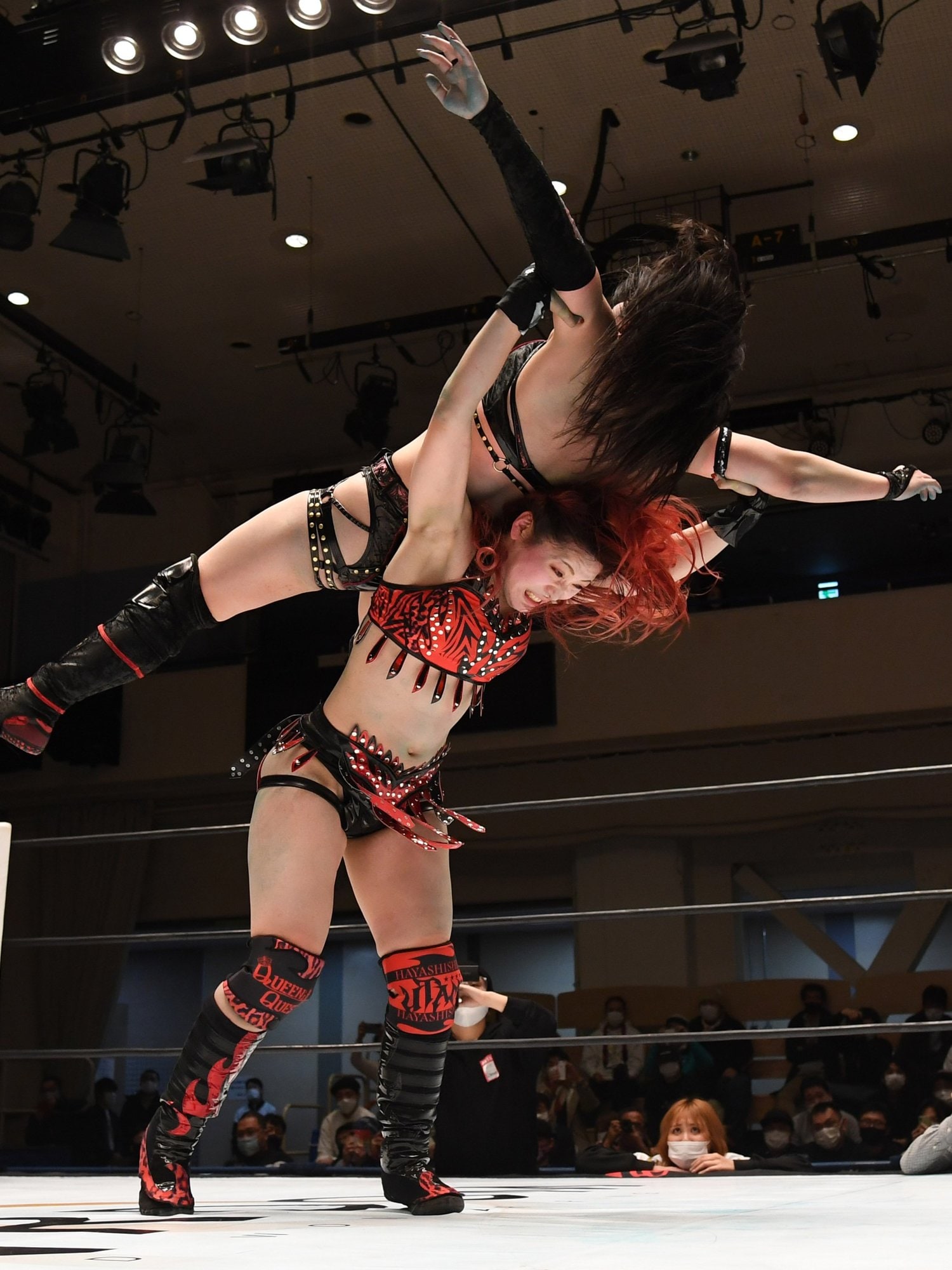 舞華を担ぎ上げる林下詩美 (C)Masashi Hara