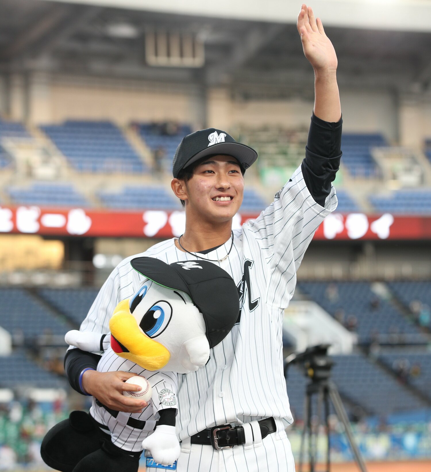 2021年4月にプロ初勝利を挙げた試合で。必ずZOZOマリンスタジアムのマウンドで勇姿を見せる　©︎JIJI PRESS