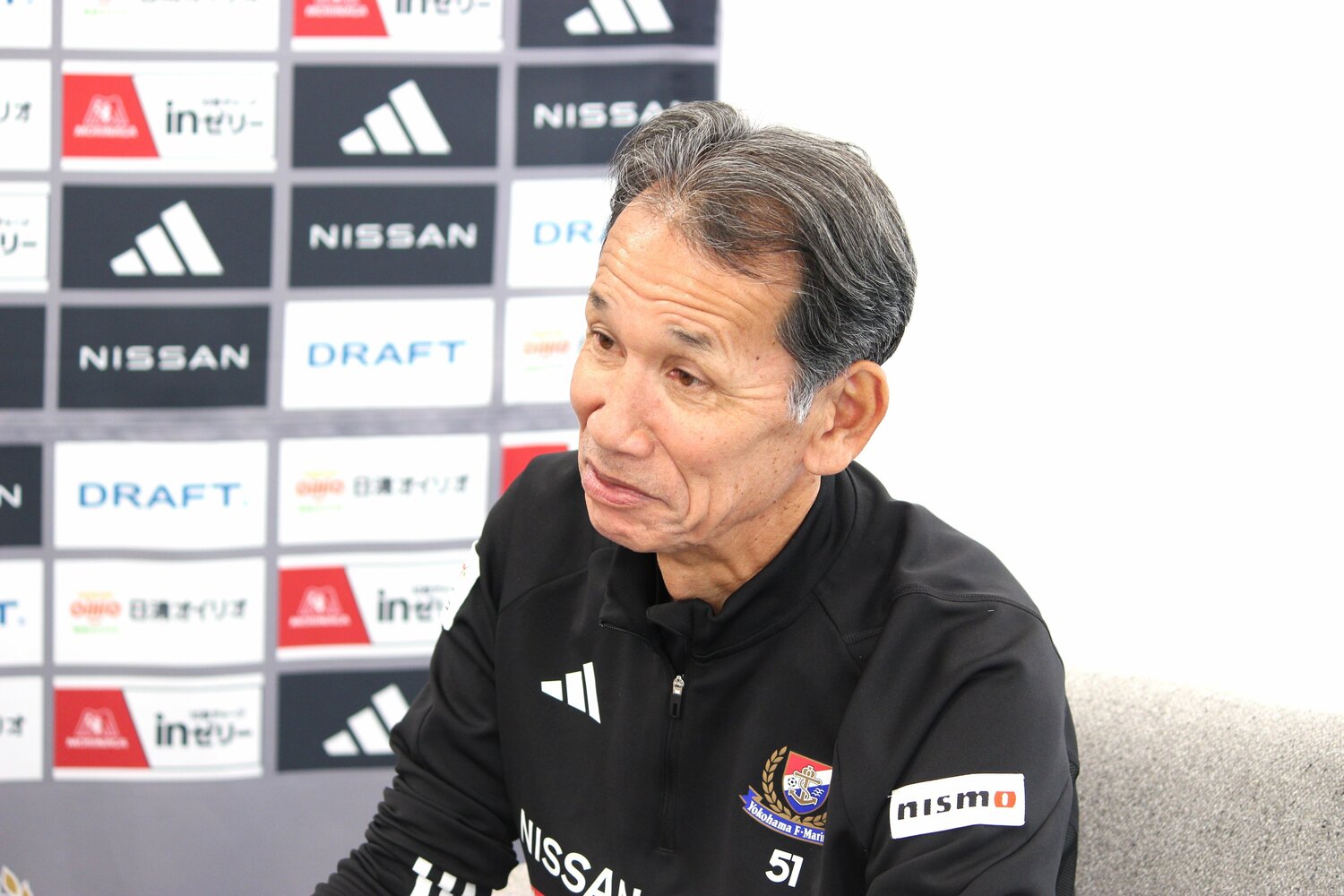 口もとに笑みを浮かべて「大変そうな監督」との出会いを回想する松永成立　©Number Web