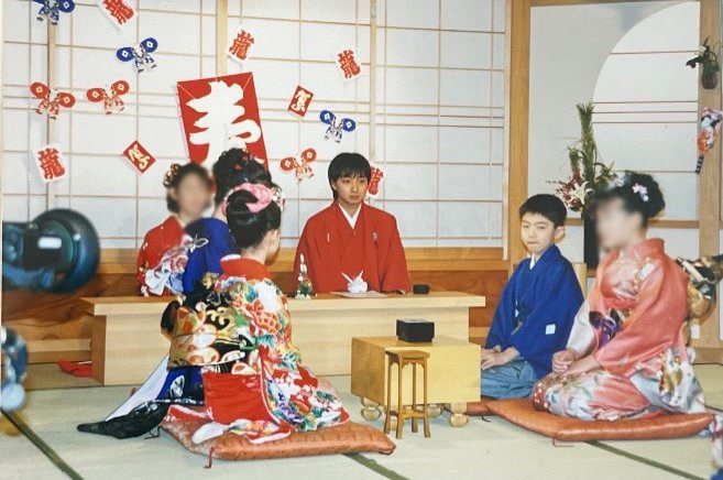 若き日の佐藤紳哉七段（中央）と小4の頃の中村太地七段（右から2人目）※中村太地七段提供