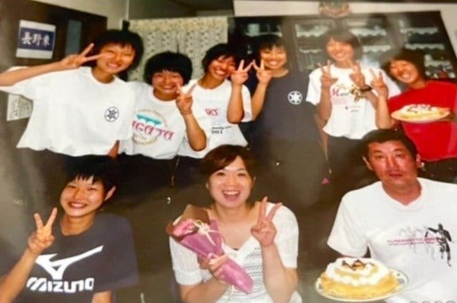 下宿先では部員が玉城監督の誕生日を祝うこともあったという／取材対象者提供