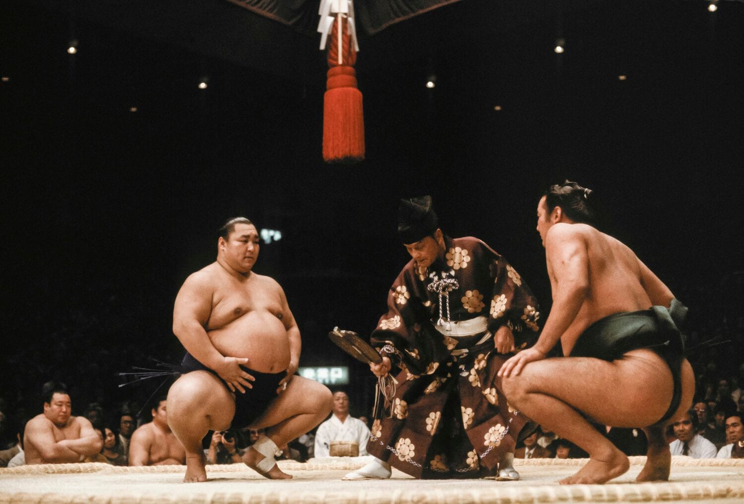 1983年（昭和58年）の九州場所。慢性的な腰痛や両足の負傷もあり、このころには成績を大きく落としていた　©Getty Images