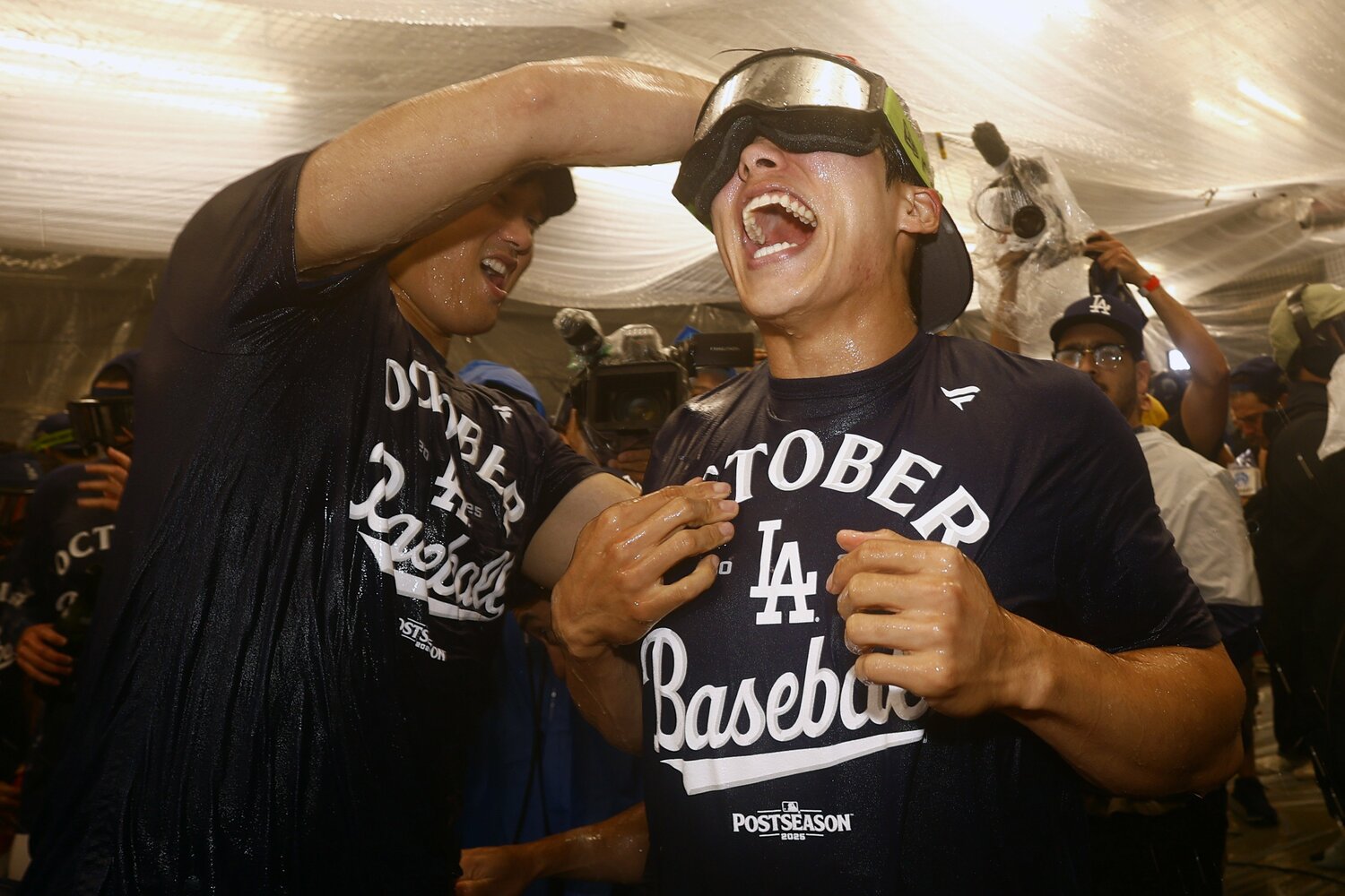 シャンパンファイトで山本由伸とはしゃぐ大谷 ©Getty Images