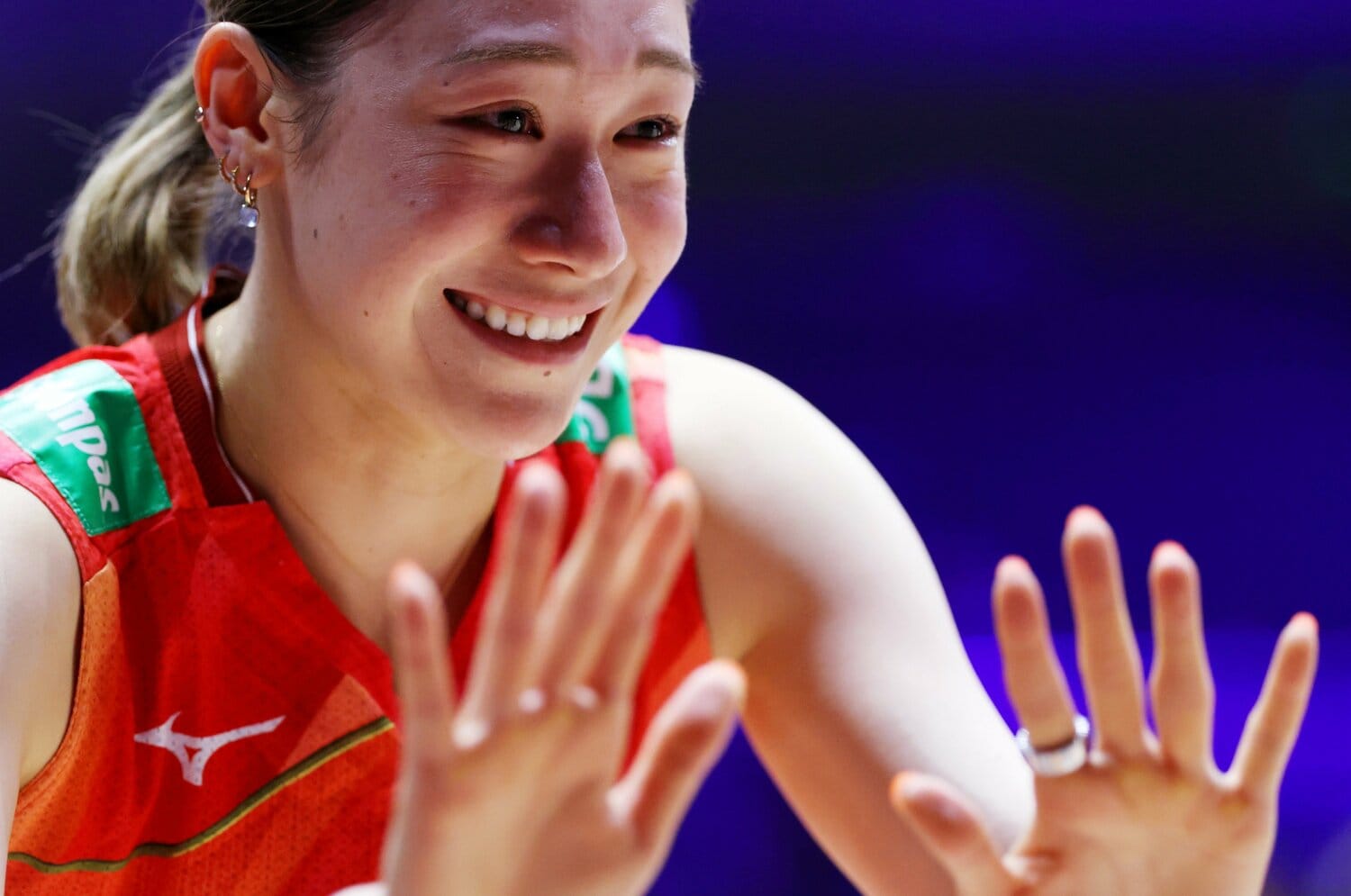 石川真佑が初めて“救い”を求めた「つー、琴奈さん、紗理那さん、テンさん…ここにいない人たちにも連絡した」女子バレー“笑顔なき銅メダル”の真相