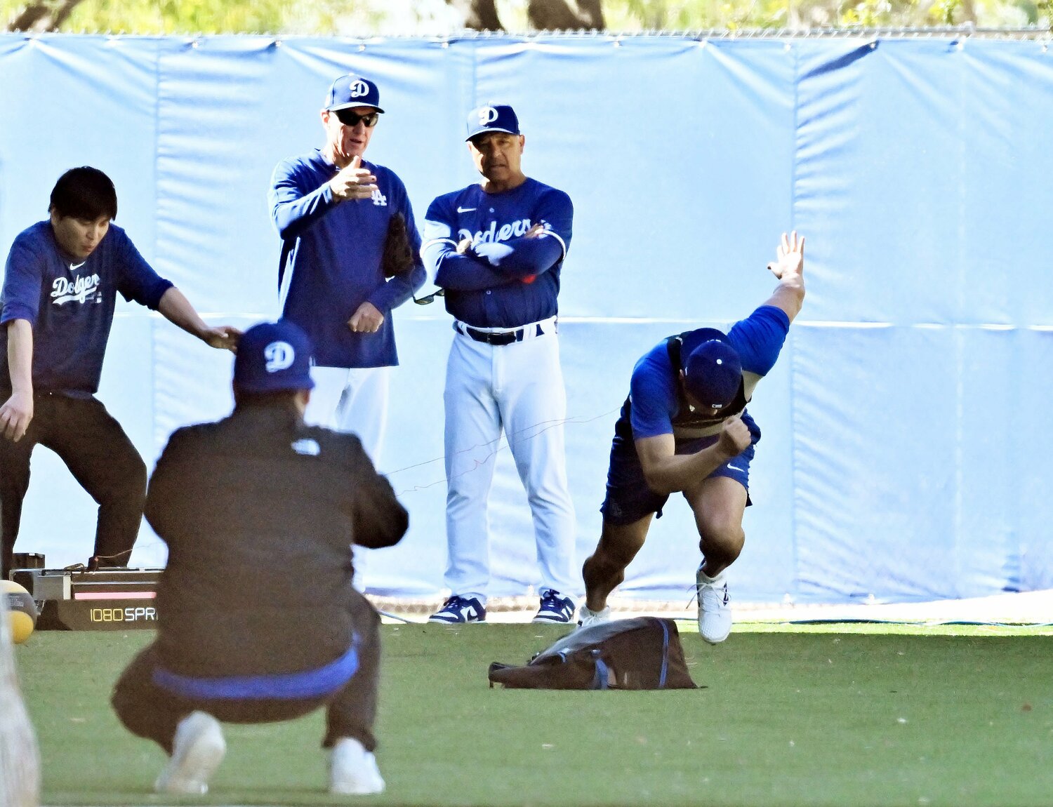 春季キャンプで「1080スプリント」を使ったトレーニングをする大谷。前傾姿勢や接地の位置を修正できる　©JIJI PRESS