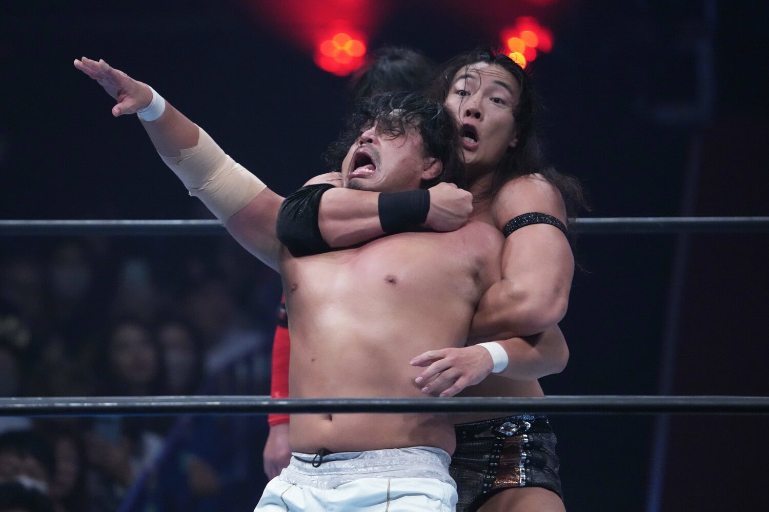 チキンウィングフェイスロックで後藤洋央紀を攻める竹下幸之助。11月2日、岐阜メモリアルセンターで愛ドーム　©Essei Hara