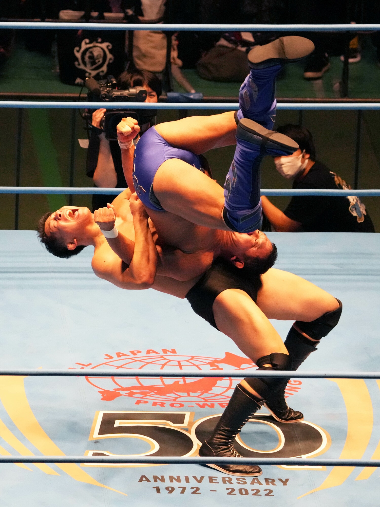 2022年9月18日のデビュー戦。永田裕志をダブルアーム・スープレックスで投げる安齊勇馬