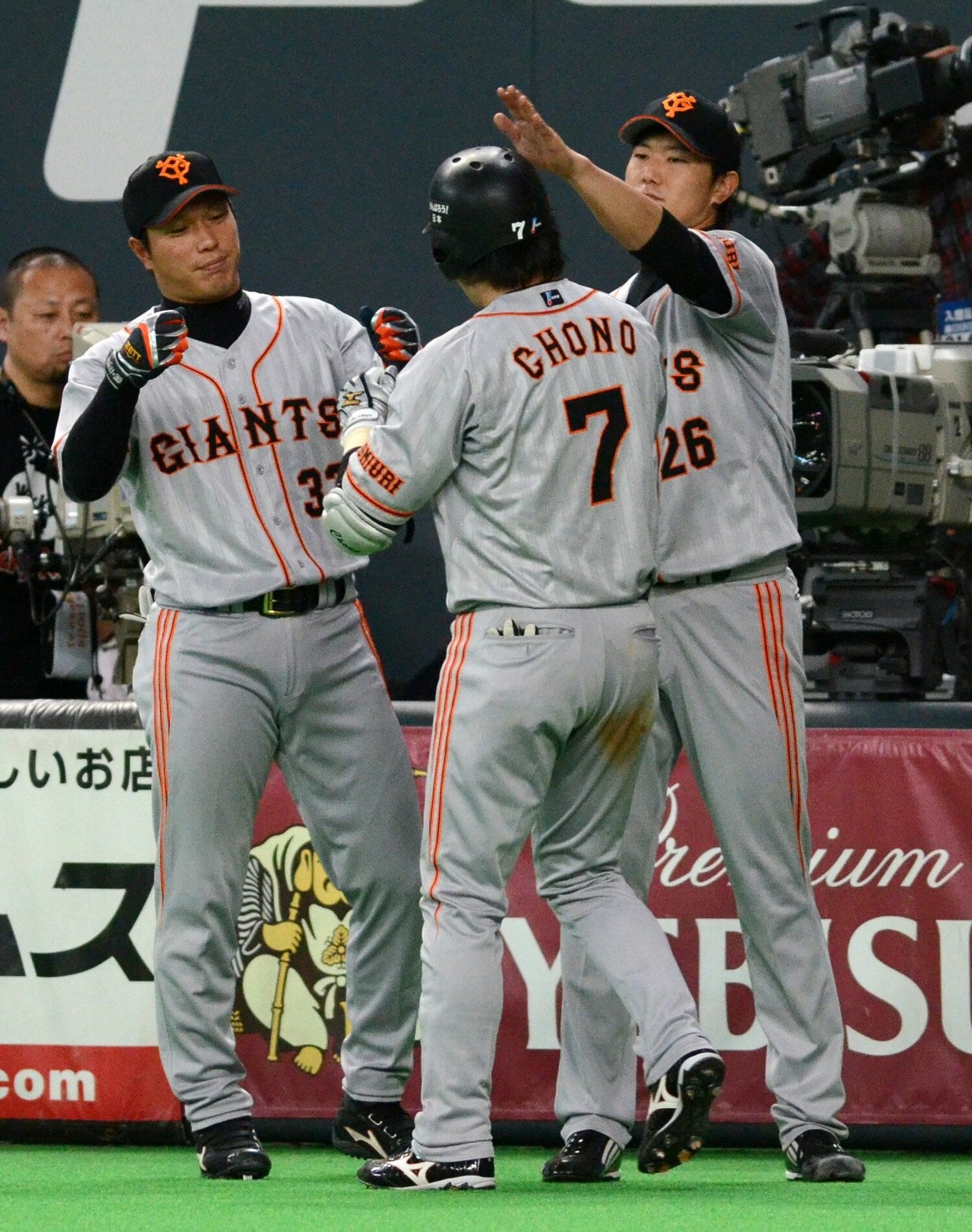 2012年、本塁打を放った長野を迎える内海（右）　©JIJI PRESS