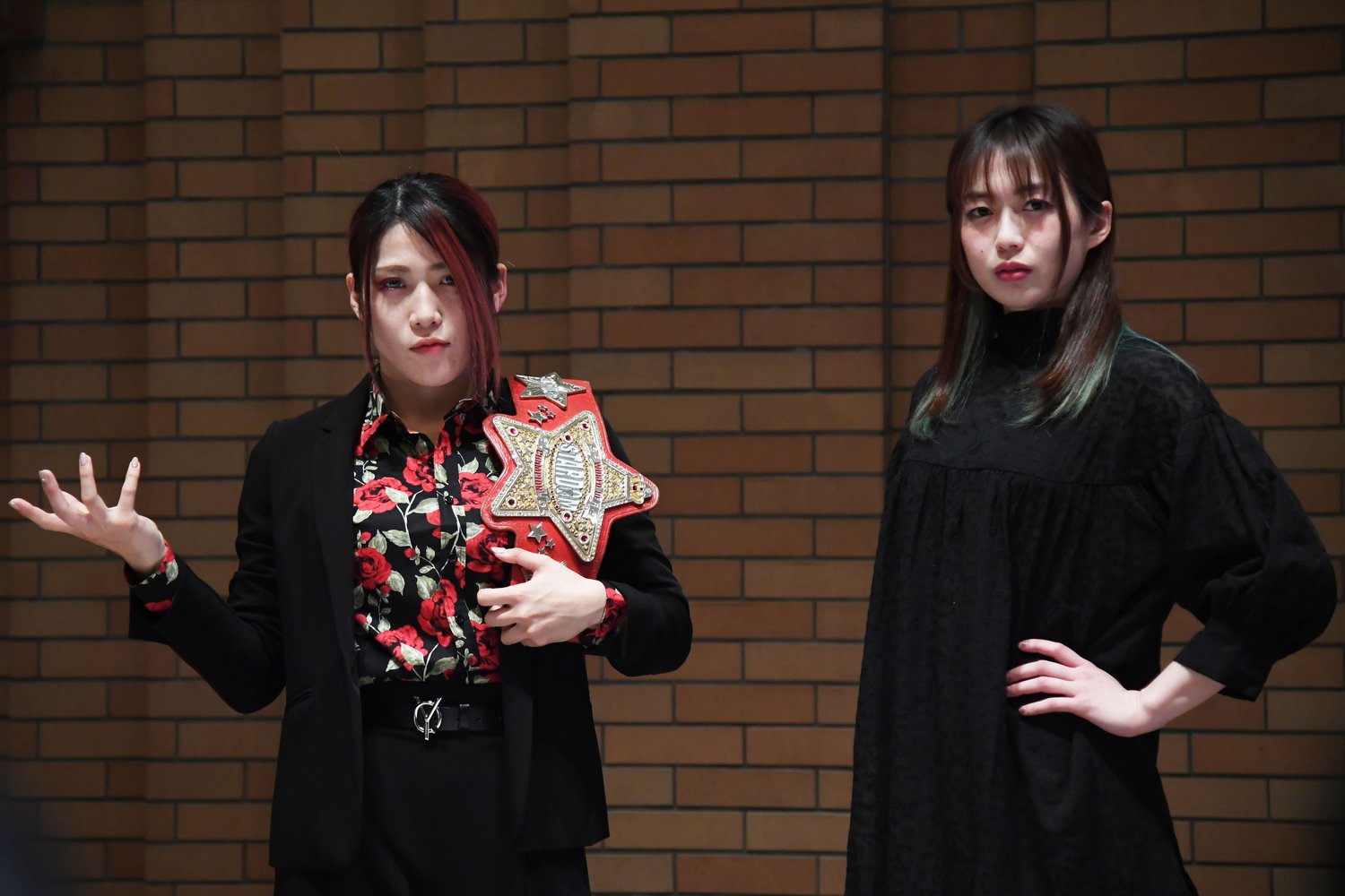 林下詩美(左)と上谷沙弥 (C)Masashi Hara