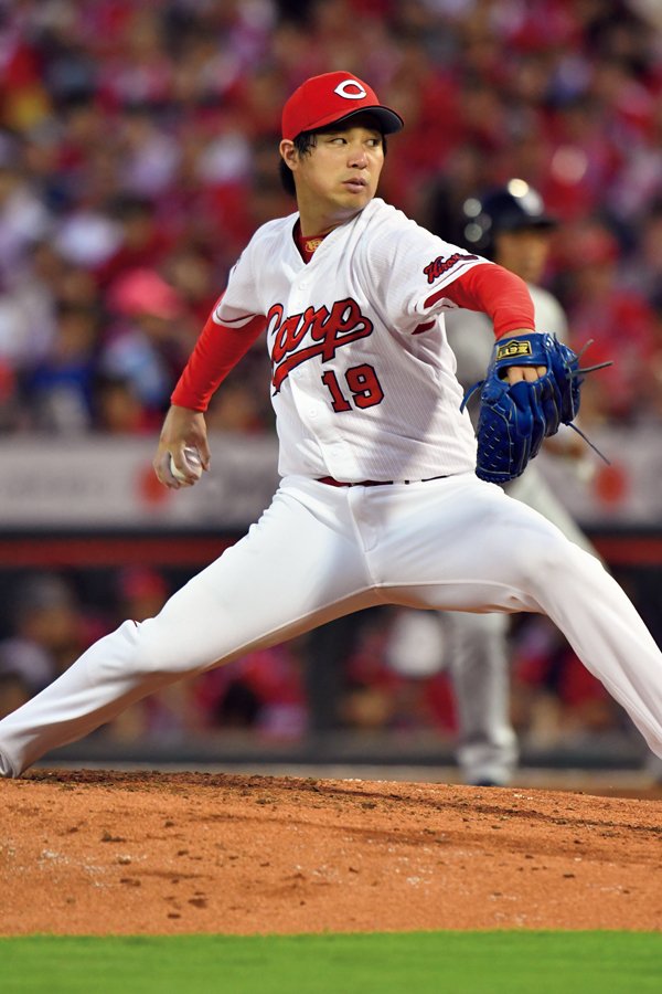 野村祐輔（のむら・ゆうすけ）／1989年6月24日生、岡山県出身。広島・広陵高では3年春夏に甲子園出場し、夏は準優勝。明大で東京六大学リーグ30勝を挙げ、'12年ドラフト1位で広島入団。1年目に9勝をマークして新人王に。'16年は最多勝、最高勝率を獲得し、'18年までの3連覇に貢献した　©Hideki Sugiyama