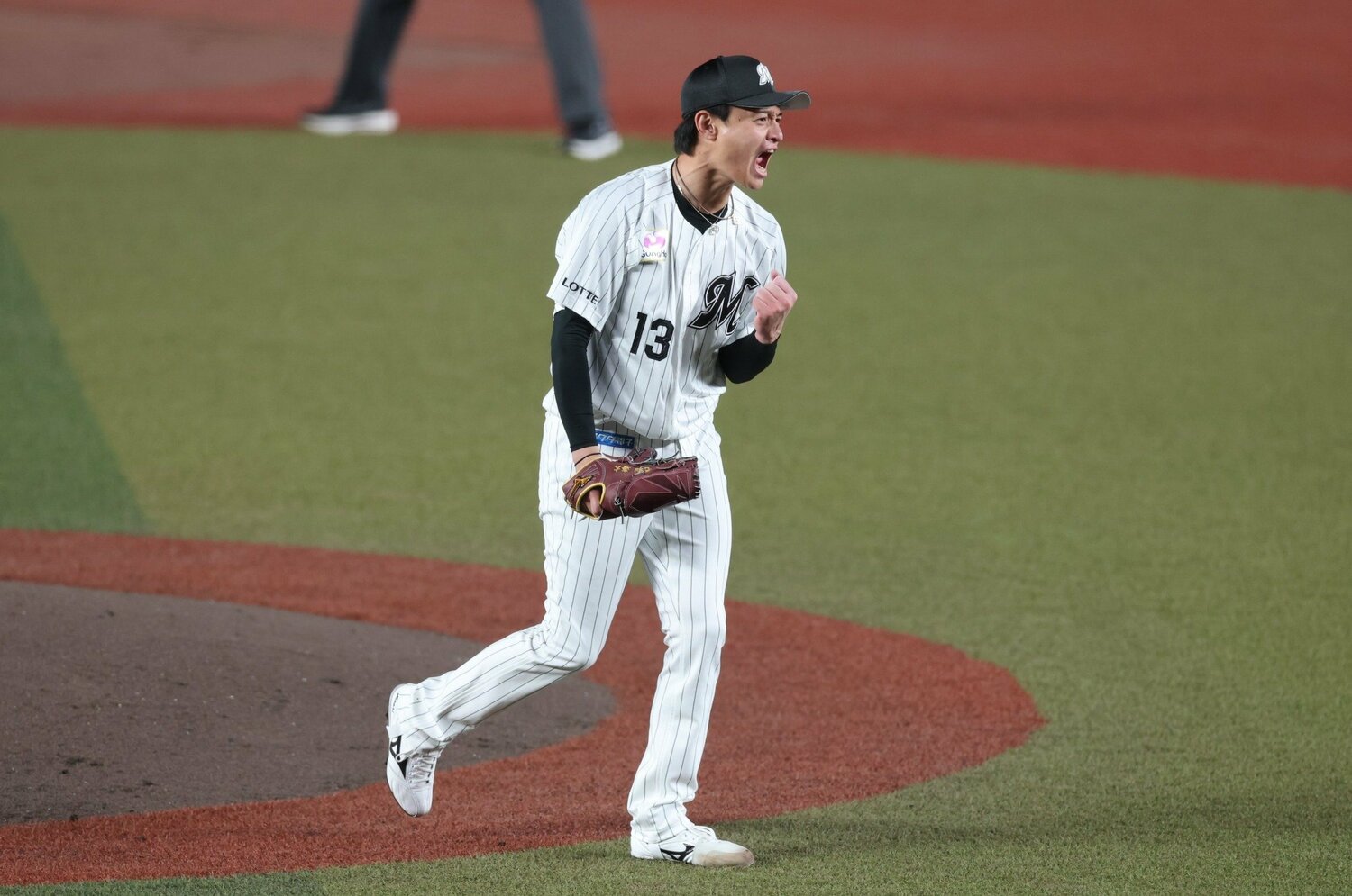 気迫溢れるガッツポーズを見せる毛利　©Chiba Lotte Marines
