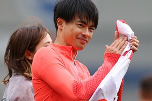 「記事に出されそう…」シャイな三笘薫26歳が“初めて”クリア夫人について語った日…約8分間のインタビューで三笘は4回も現地記者を笑わせた