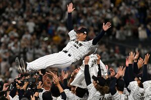 侍ジャパン、韓国にサヨナラ勝ちでアジア連覇！ 井端弘和監督が仕掛けた2つの決断…送りバント”封印”を解き、佐藤輝明の打順を変えた本当の狙い
