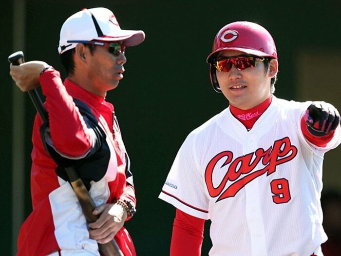 広島を支えるコーチ陣の“3本の矢”。打撃コーチ・迎祐一郎の愛と厳しさ。＜Number Web＞ photograph by NIKKAN SPORTS