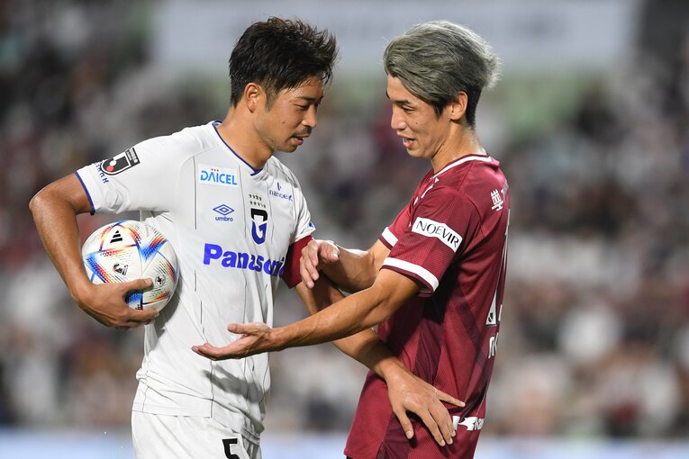 三浦弦太と大迫勇也の「根比べ」の様子