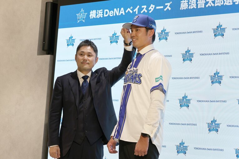 藤浪に青いキャップを被せる萩原本部長　©NumberWeb