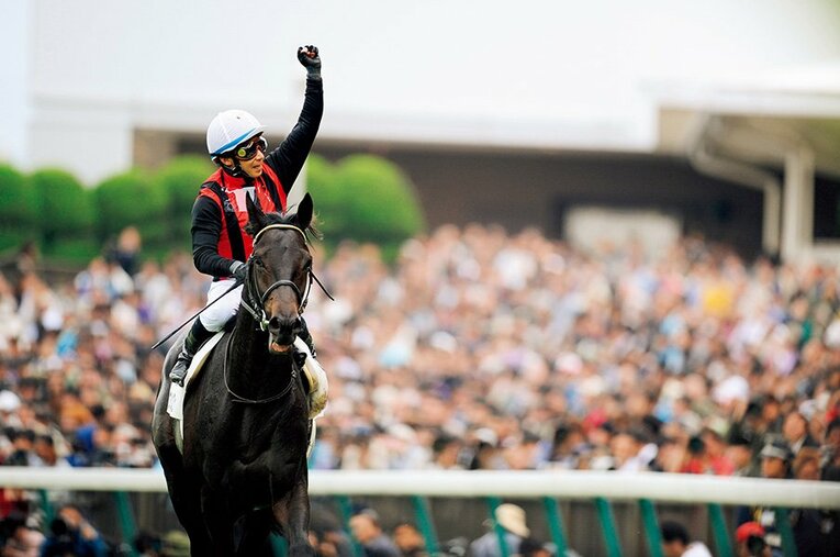 2010年の日本ダービーを制したエイシンフラッシュと内田博幸騎手。上がり3ハロン32秒7という破格の末脚を繰り出して力強く差し切った ／ photograph by Keiji Ishikawa
