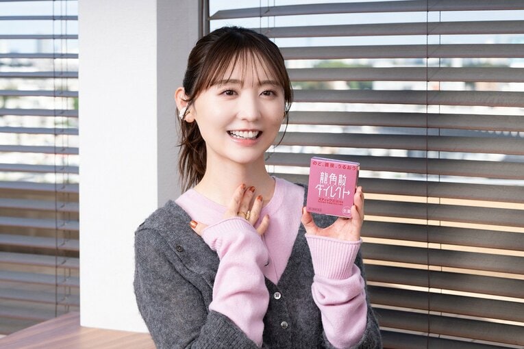 数年前から愛用している『龍角散ダイレクトスティック ピーチ（第3類医薬品）』。「ピーチ味で飲みやすいところも気に入っています」
※使用上の注意をよく読み、用法・用量を守って正しくお使いください。