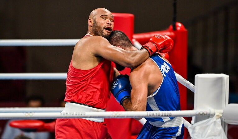 東京五輪ボクシング男子スーパーヘビー級の準々決勝、フレイザー・クラーク（イギリス・写真左）対ムラード・アリエフ（フランス）。頭同士がぶつかる距離でポジションの奪い合いをしていることがわかる　©Getty Images