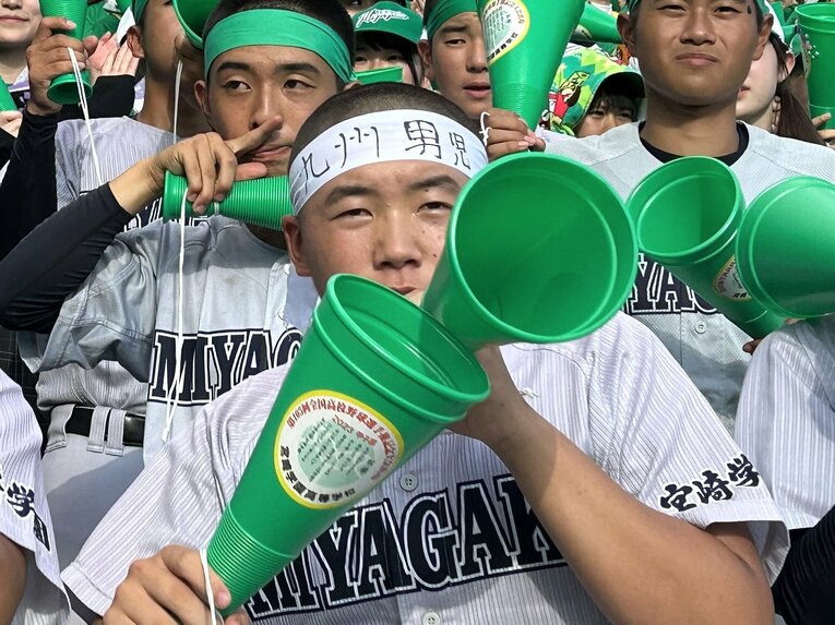 時代は変われど…「九州男児」「愛と正義」などハチマキは健在！　©Yukiko Umetsu