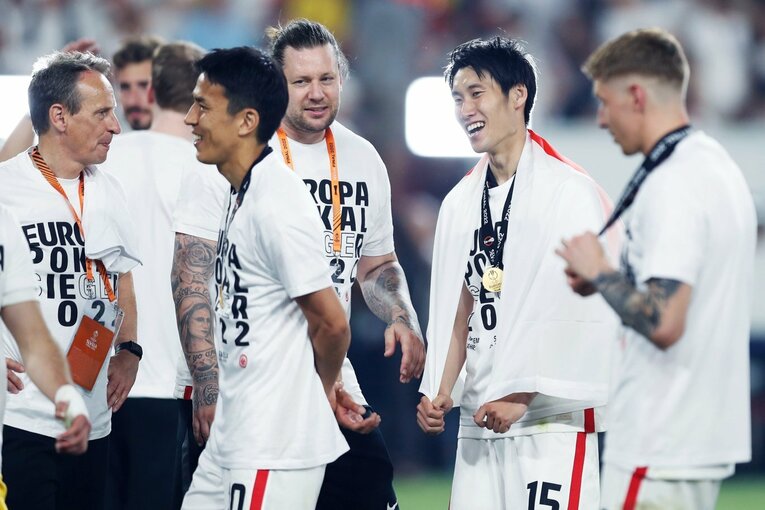 鎌田大地の号泣と“日の丸スパイク”に思い出す4年前の「カタールW杯には絶対出たいですよ」 長谷部誠とのEL優勝写真に“秘められた熱量”とは(50)