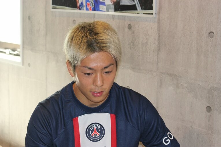 単独取材に応じる三浦孝太　©Number Web