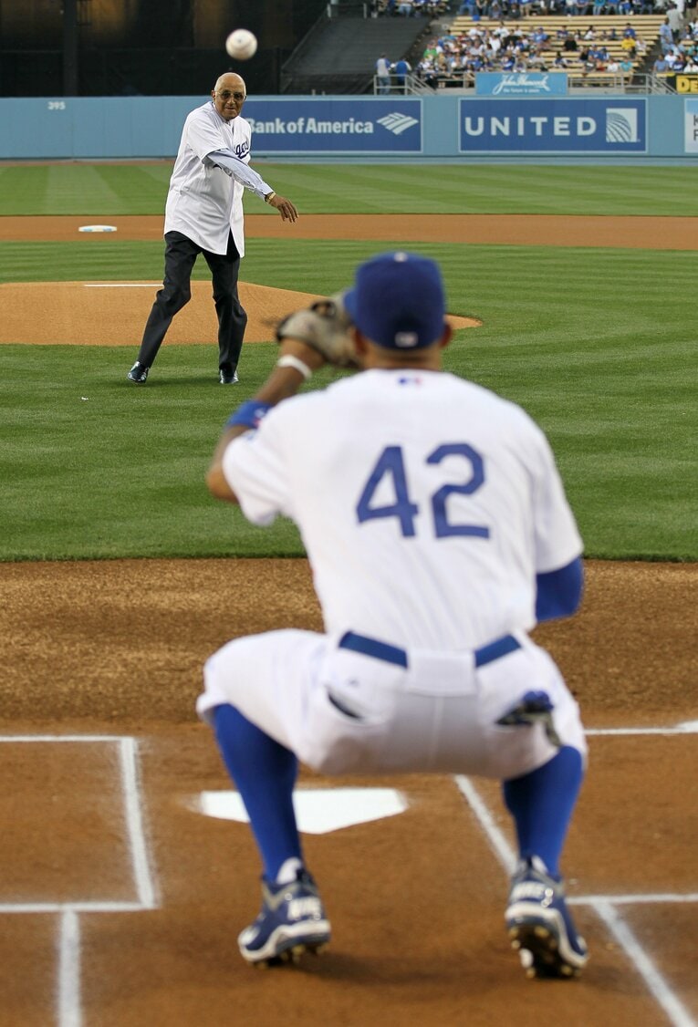 始球式で投球する初代サイ・ヤング賞投手のドン・ニューカム　©︎Getty Images