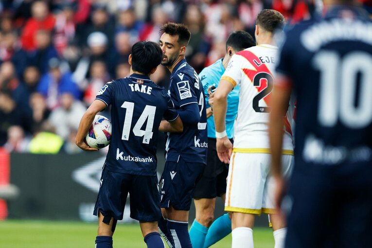 ブライスとFKキッカーを争う久保