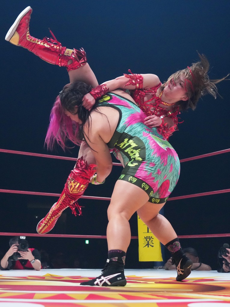 橋本千紘に絡みつくSareee　©Essei Hara