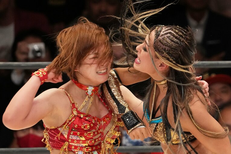 Sareeeとジュリアの意地の殴り合い　©Essei Hara