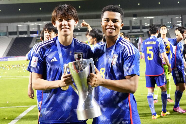 U23アジアカップ制覇に貢献した藤田譲瑠チマ（右）と山本理仁　©︎Koji Watanabe/Getty Images